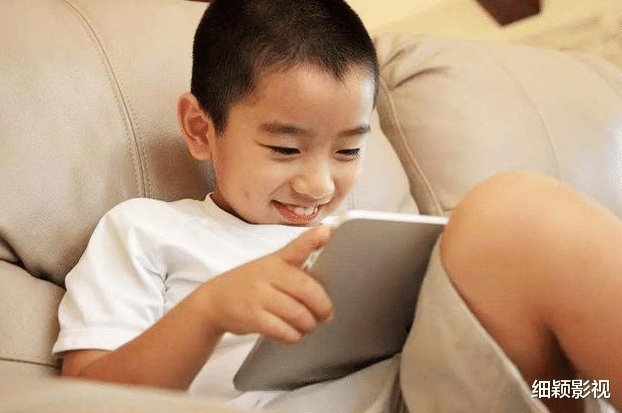 爸妈|二胎喜欢“争宠”,新手爸妈应该这样做,保持平衡,不偏不向才是“王道”