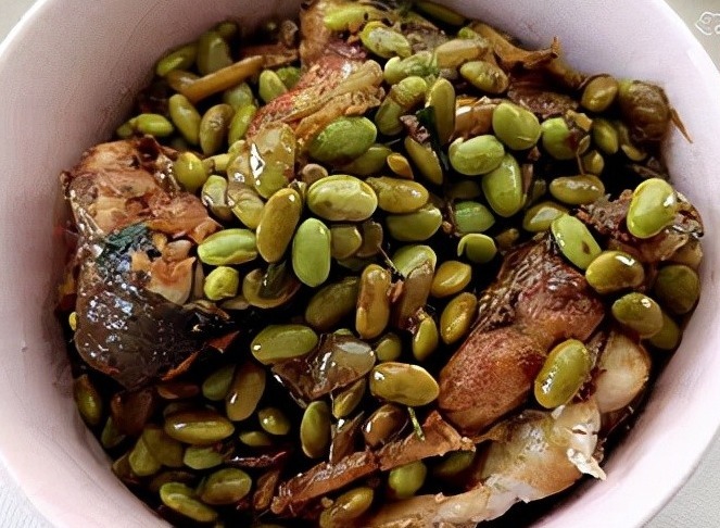 此菜上桌全家都爱吃,食材普通钙质丰富,烧一烧上桌,咸鲜下饭!