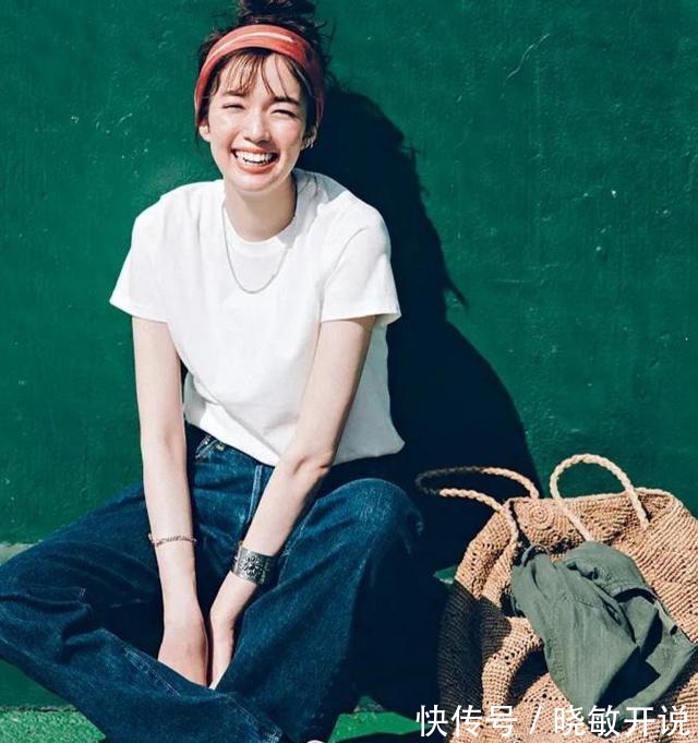 白色t恤 年过四十“保守”穿搭更耐看!基础款单品百搭又清爽,减龄又高级