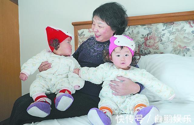 平均年龄|60岁老人当年不顾生命生下双胞胎女儿,11年过去,现状如何?