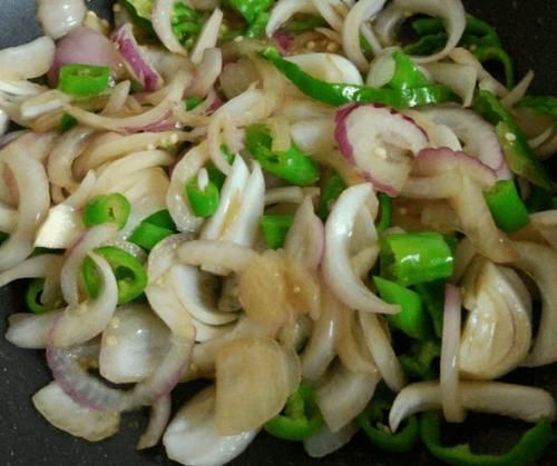 青椒蒂|洋葱和此物一起炒,等于“血管清洁工”,软化血管,血管也通畅了