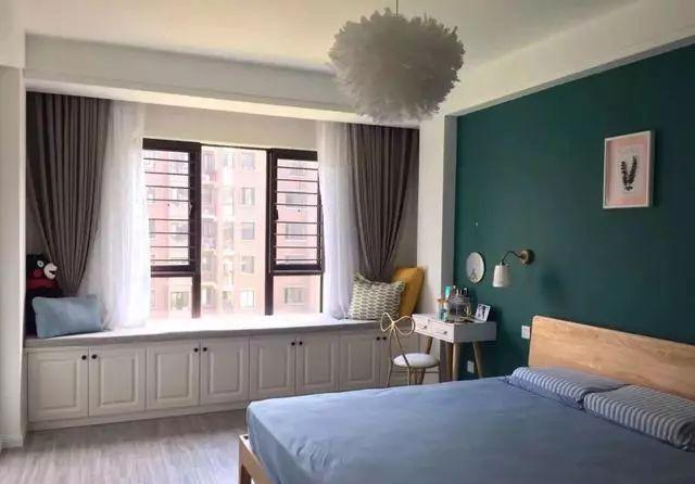 卧室|卧室飘窗别再浪费了，现在流行这样装，能顶上一个大衣柜