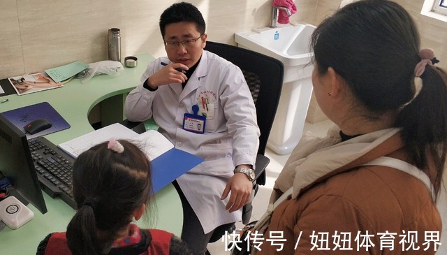 父母|四岁女儿被鱼刺卡喉,家长用机智救了娃,医生:优秀的父母