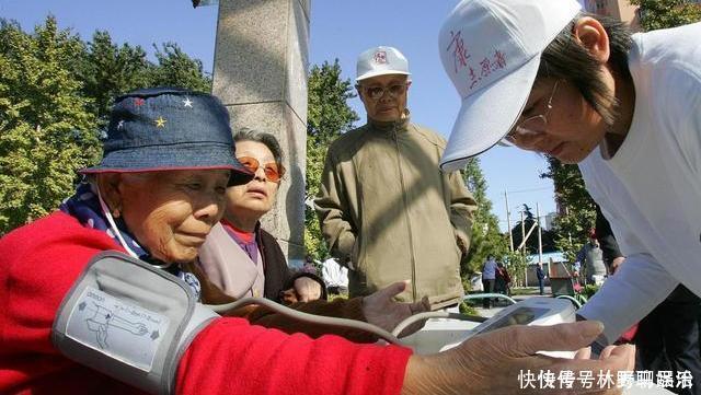 行为|患高血压后,晨起这些行为赶紧改掉,当心血压飙升