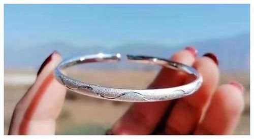 银镯子|女性坚持长期戴“银手镯”,身体会怎么样呢?不妨来了解了解