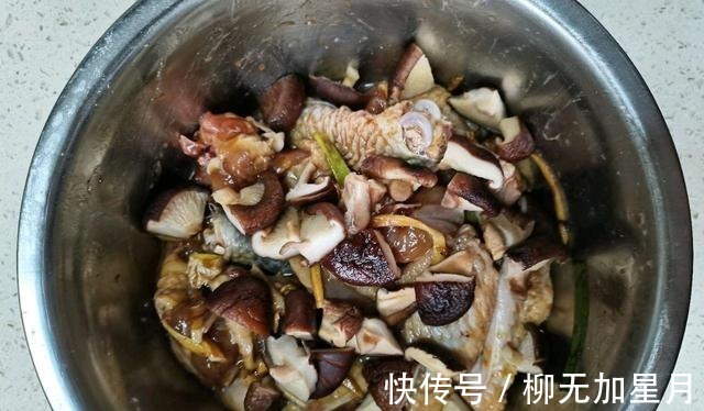 鲜香味美滑嫩可口的香菇蒸鸡,步骤简单,美味特别下饭!