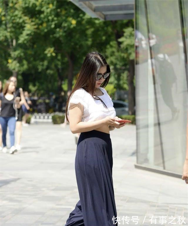 高跟鞋 穿“阔腿裤”别配运动鞋,显矮又老土,这样搭化解腿粗不是梦!