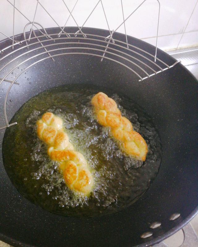  麻花|想吃麻花不用买，自己在家也能做，外酥里软，满满的儿时味道
