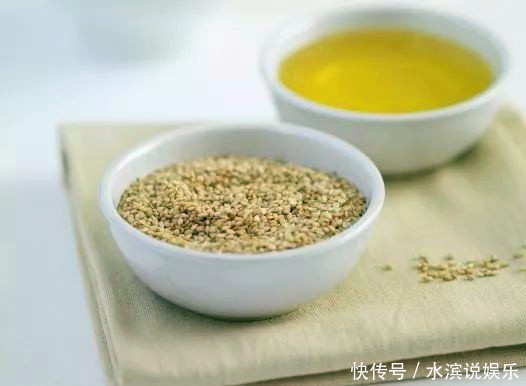 大街上流动卖麻油的,老远就闻着香,原来猫腻在机器里,幸好没买