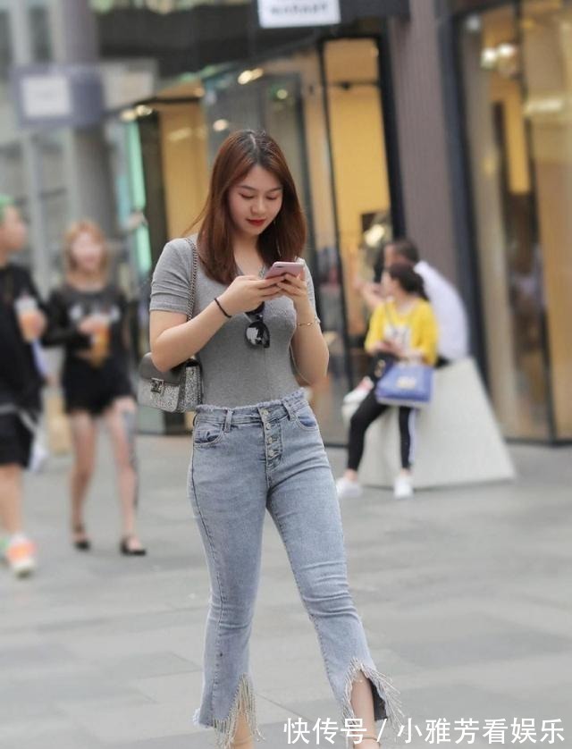 紧身牛仔裤 紧身牛仔裤,时尚的紧绷感,为显高也拼上了!