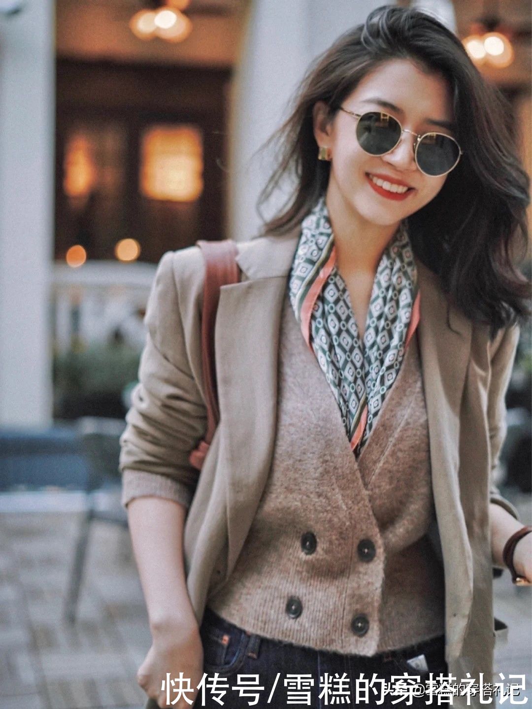 穿衣|奔四女人穿衣别太花哨，“简约搭+精致配饰”才适合你，气质优雅