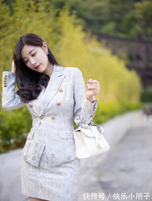 时尚 银色西装套装,穿在身上舒服自然,展现优雅时尚气质