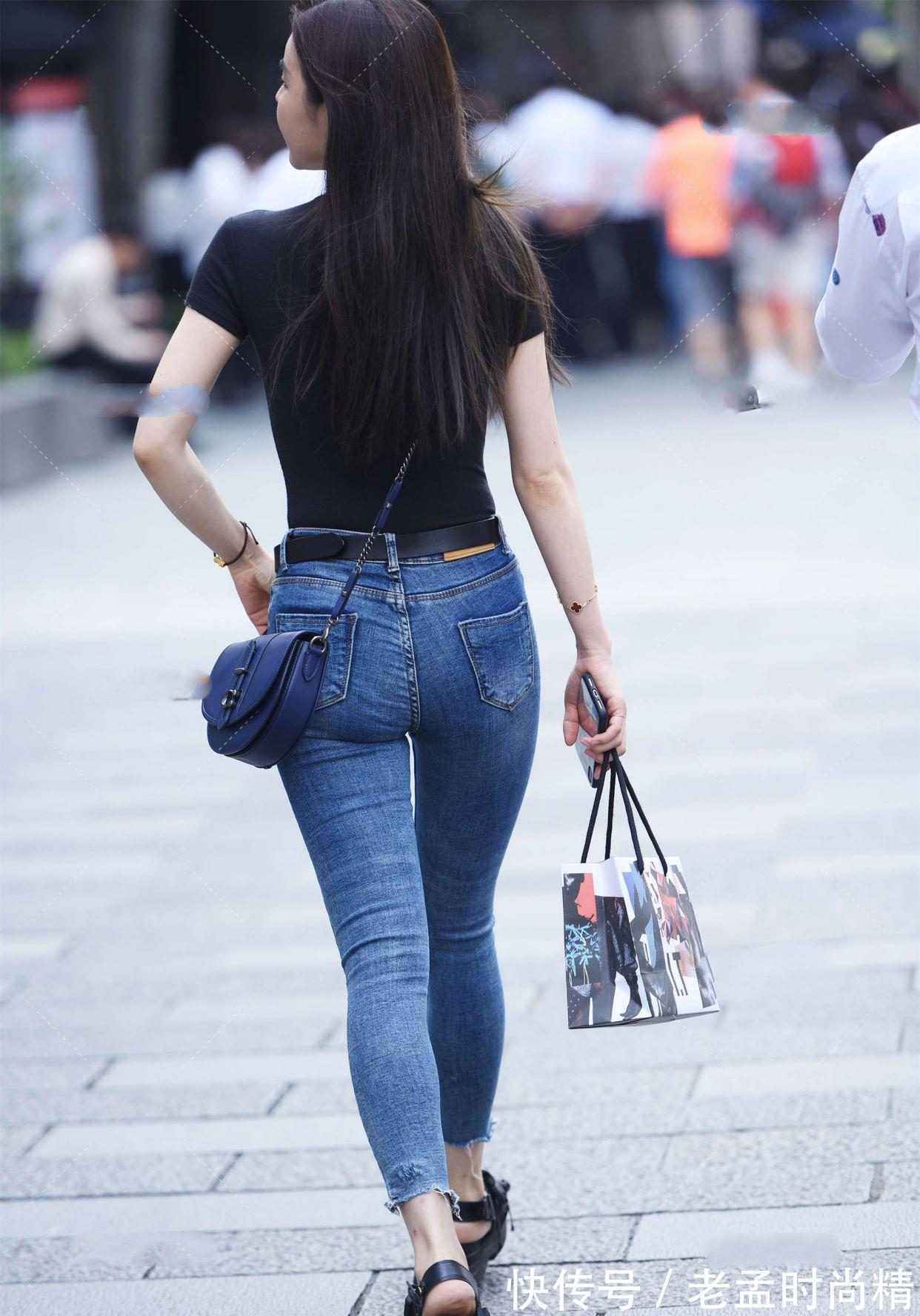 温婉 黑色t恤,搭配蓝系牛仔裤,简单搭配,风格各不同