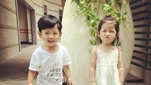 晓燕|“龙凤胎”妹妹长期吃钙片,哥哥天天喝牛奶,3年后兄妹身高差距竟这么大