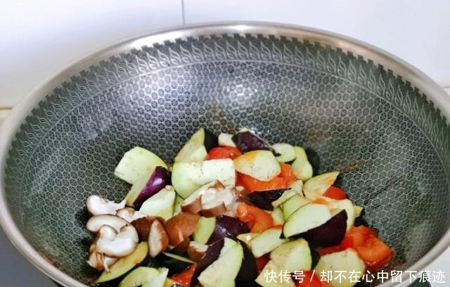 纯素菜搭配:西红柿香菇炒茄子!尝起来很棒!