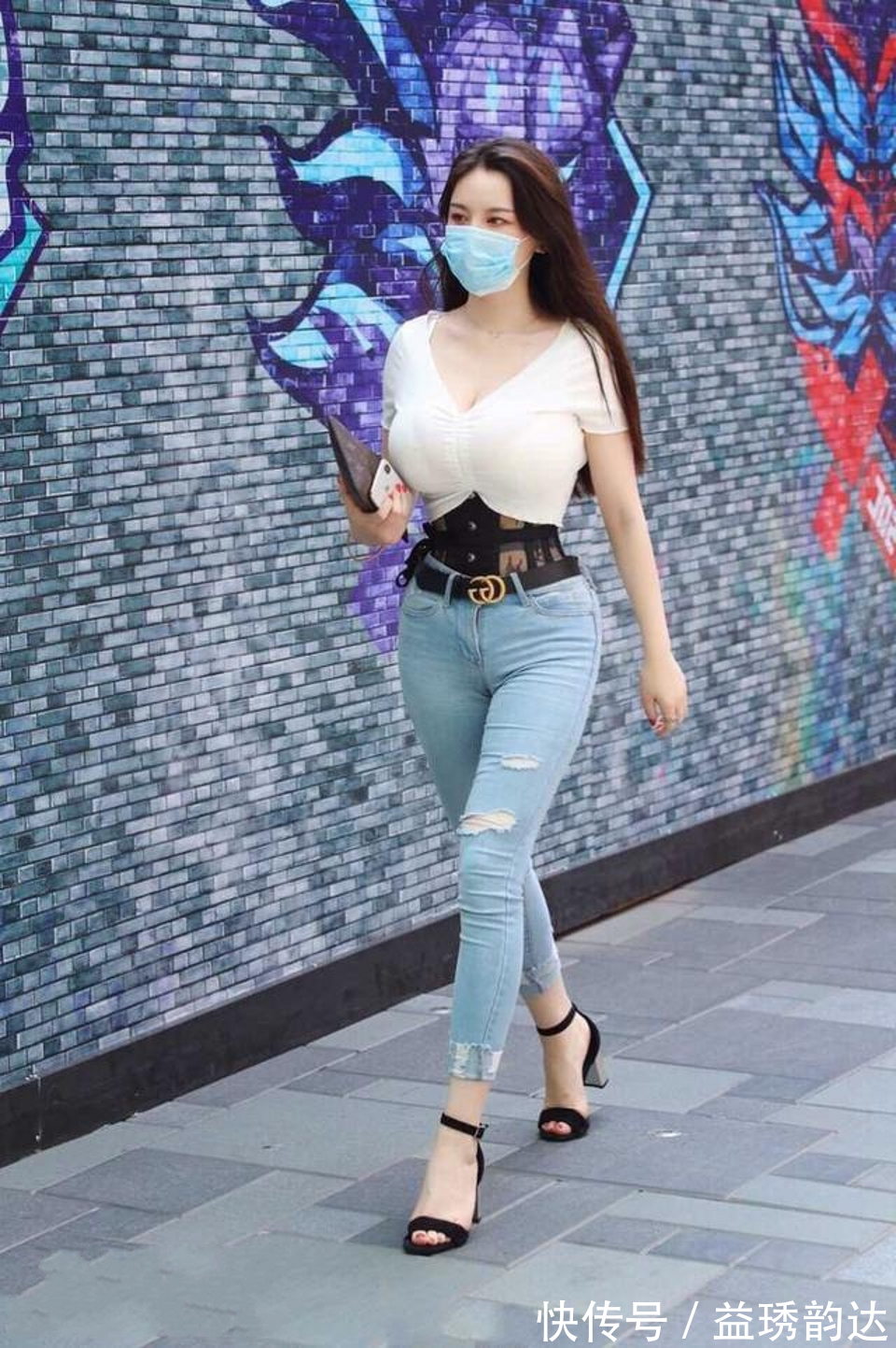 女人味十足|街拍,微卷的大长发温顺的披在肩上,女人味十足