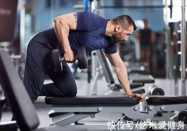 哑铃|想要增加背阔肌厚度，多做这3个动作，更有效提升练背效果