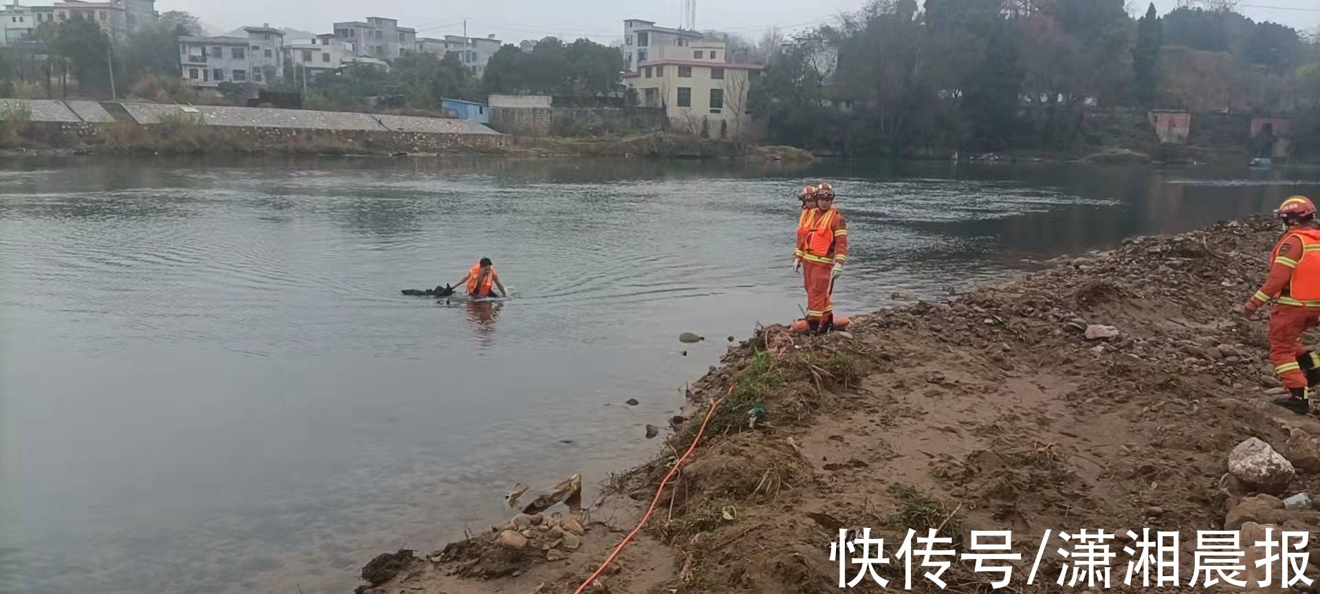 羽绒服|“再晚一步人可能就没了”，派出所长跳进冰冷河里救落水男子