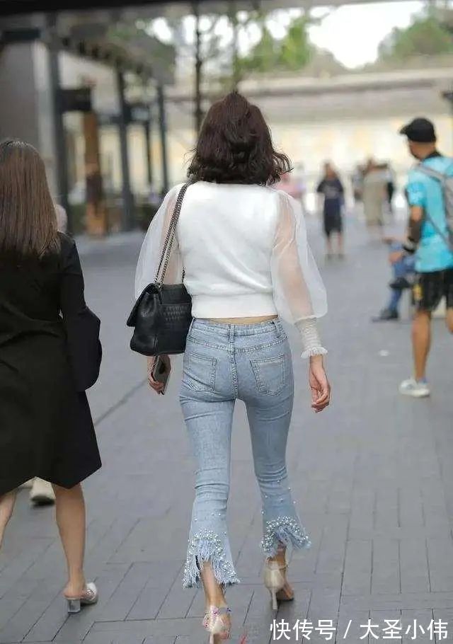 一字 美女街拍:牛仔裤穿出高级感,增添女性甜美气息,耐看又不过时