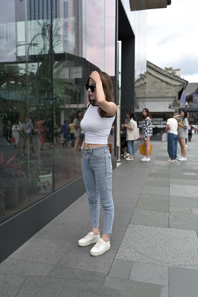 小姐姐修身背心搭配牛仔裤, 看着更显美感和精致