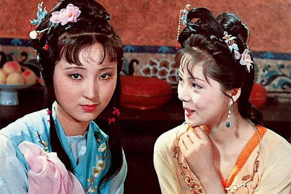 黛玉$林黛玉目无下尘是轻狂?接过丫鬟的漱口茶:俗香浸染,凤凰变成鸡