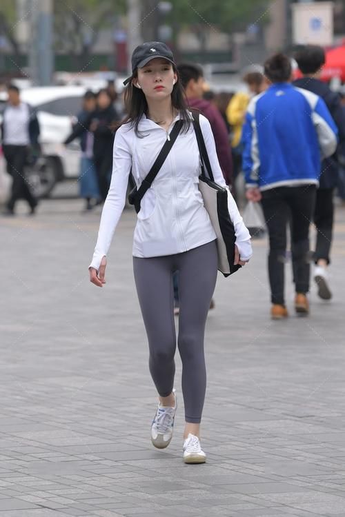 修身款|防晒衣搭配深色瑜伽裤，修身款好身材，精致少女感十足！