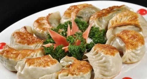 煎饺子的时候,别只会傻傻放油,多加一个步骤,饺子酥脆可口