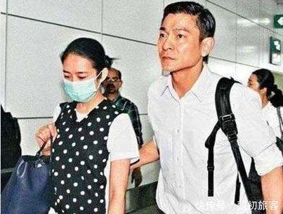 18岁公布恋情,22岁结婚婚戒不离手,简直就是漫画走出的男主