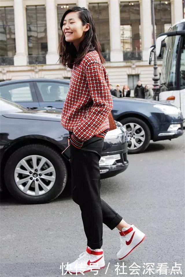 搭配也可以|有肚子的女人别再“塞衣角”了!学刘雯这样来“叠”,时髦真显瘦