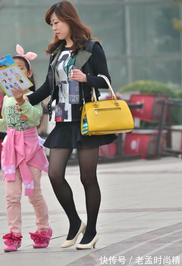 辣妈 街拍:陪女儿一起逛街的黑丝辣妈,女儿很调皮
