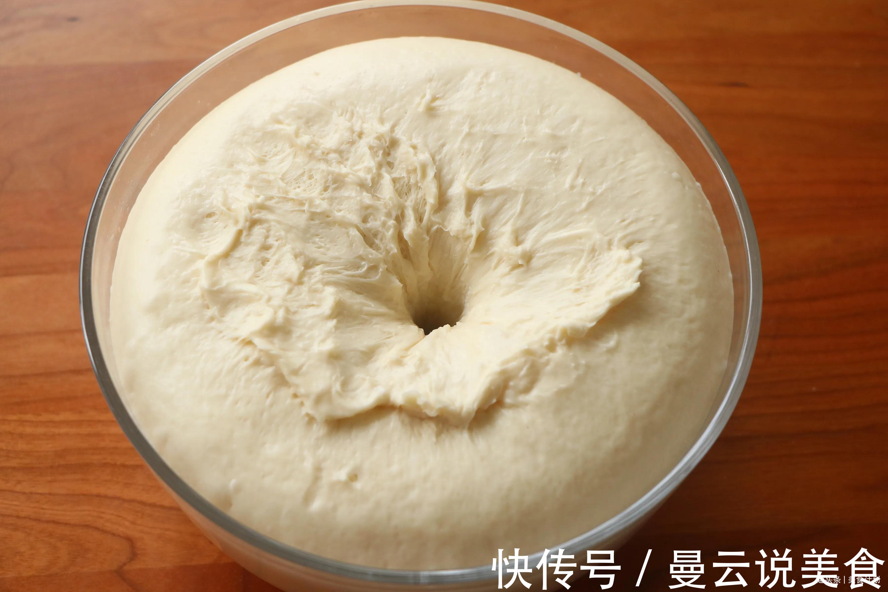 最近迷上了一款早餐面包,不用揉出膜,简单易做,关键超好吃