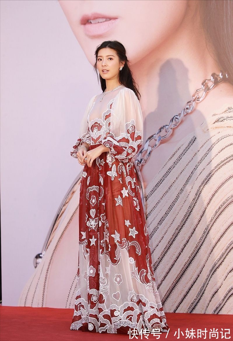 丝绒裤 余香凝示范“冬日红”的穿法,过年过节这么穿,大方还不老气