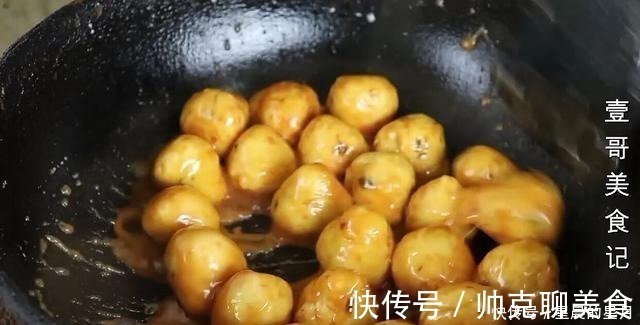 豆腐我家从不红烧,简单一压一搅,出锅太香了,上桌连汤汁都不剩