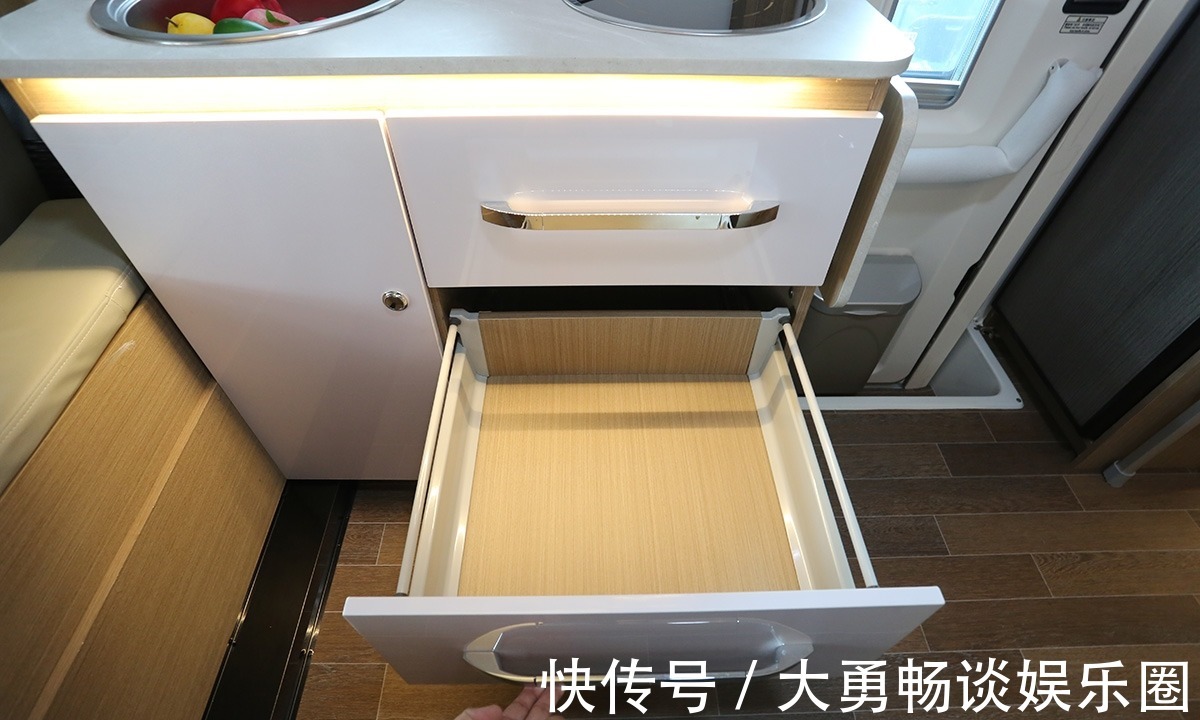 电磁炉|美景美家卡居一号发布，平头大额头房车，通舱设计是亮点