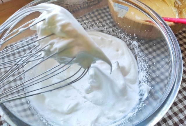 外酥里嫩的糯米蛋糕,不粘模具放心大胆做起来,甜而不腻太好吃