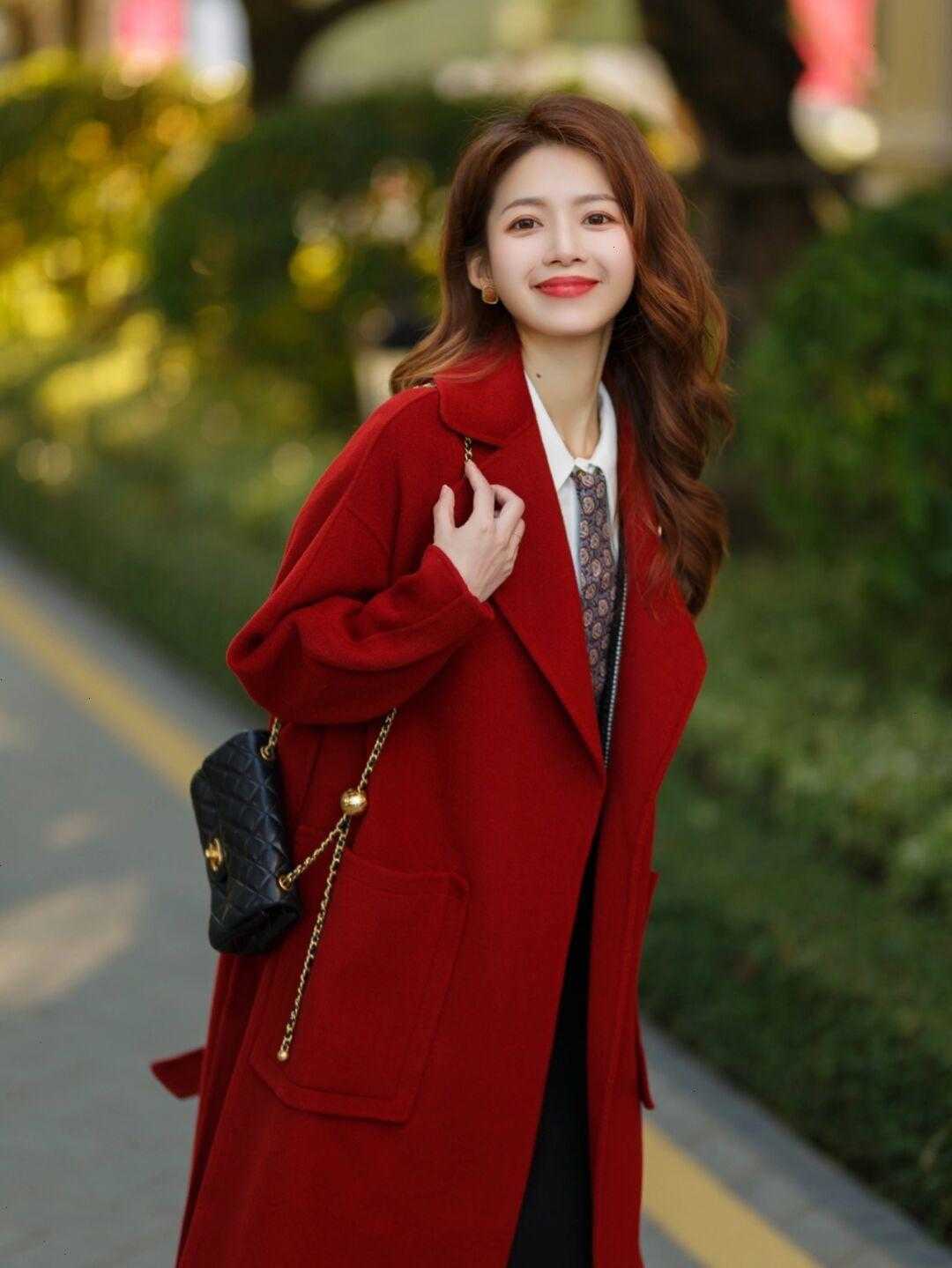 红色|穿大衣,你可以选择“红色大衣”更时髦?时髦精们告诉你答案