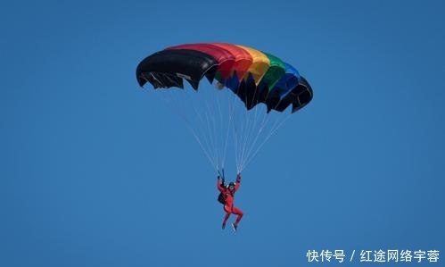 空难时航空公司宁可赔偿十几亿，也不提供千元降落伞，这是为何？