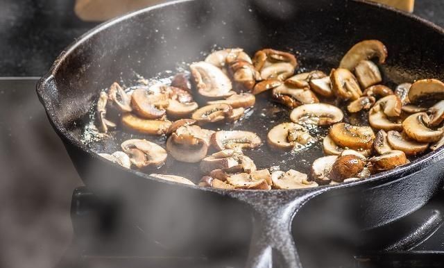 热锅|炒菜为啥要热锅凉油,你知道怎么判断油温吗?