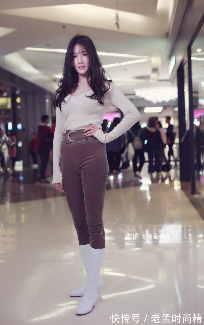 小西装|街拍,休闲小西装搭配黑色小皮裙,穿出恰到好处的女人味!