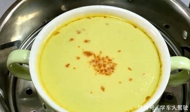 蒸鸡蛋羹时,有人加盐,有人加水,教你正确做法,又滑又嫩无蜂窝