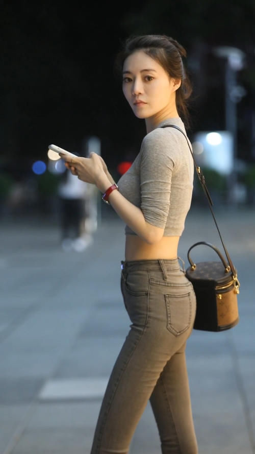 气质|街拍气质型的小姐姐,简约高腰上衣搭配休闲鞋,穿出满满运动风