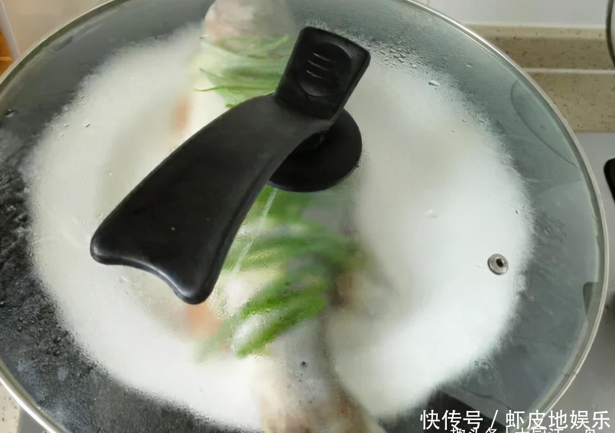 过年做清蒸鱼,冷水还是热水下锅?许多人做错了,难怪鱼肉不好吃