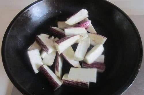 现在才晓得，炒茄子不能先放油，大厨教你1招，不发黑也不吸油