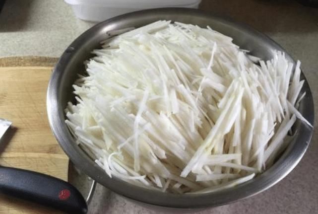 腌芥菜，直接加盐是外行！教你土方法，腌上20斤，脆爽又入味，香