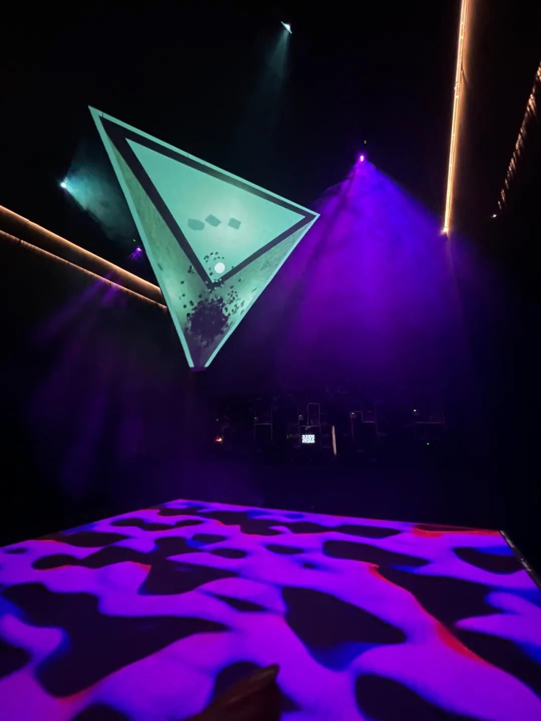 逆流而上|以“电”为索引探讨艺术未来，这个展览是一次对当下科技艺术实践的回应