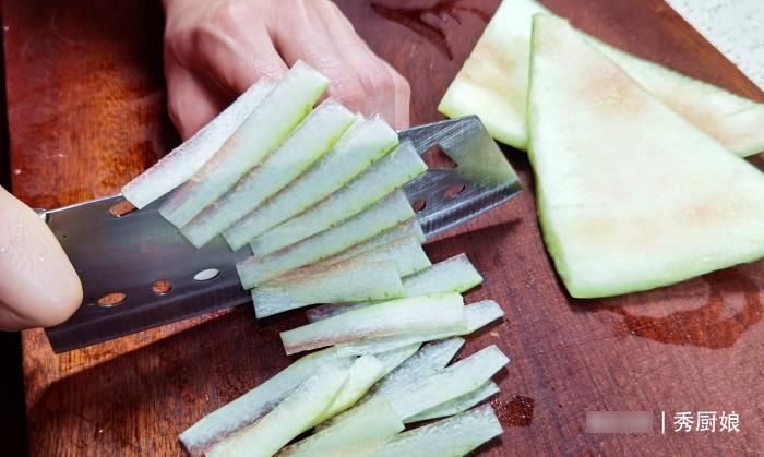 宝贝|很多人只吃果肉，其实果皮才是宝贝，切好一腌一拌，消暑又开胃