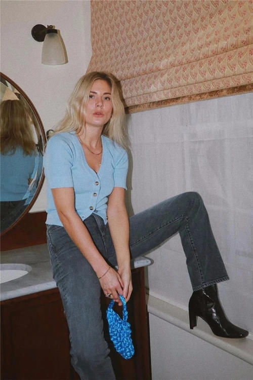 短款针织开衫怎么穿？学学这些潮人们的穿法，特时髦