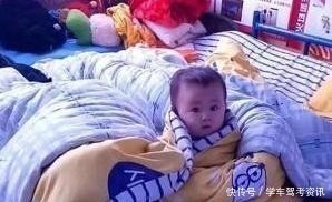 妈妈|趁宝宝睡着,妈妈抢时间吃饭,回头看到孩子表情时,宝妈湿了眼眶!