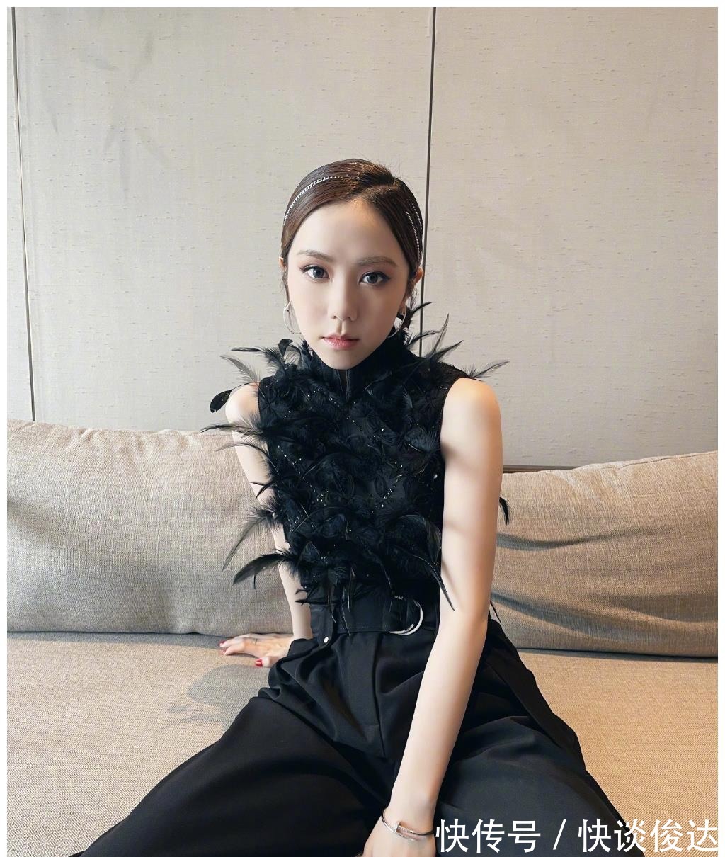 邓紫棋录节目时口红粘牙,王源暖心提醒,和王嘉尔转圈好欢乐