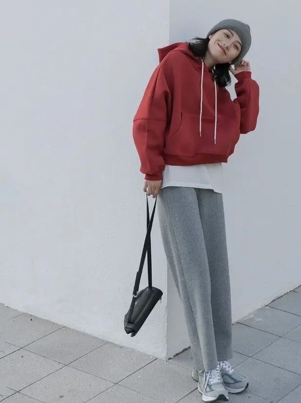 最近流行一种显高穿搭,叫“短卫衣+高腰裤”,小个子照着穿就对